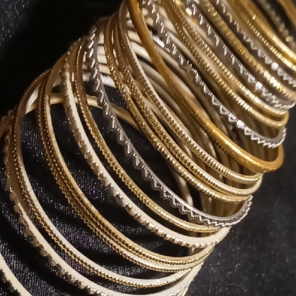 Child's girls small Gold and Silver Bangle 20 in all . 2.25 across - Picture 1 of 4